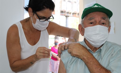 Itatiaia aplica a 2ª dose de reforço da vacina contra a Covid-19 na população acima de 80 anos